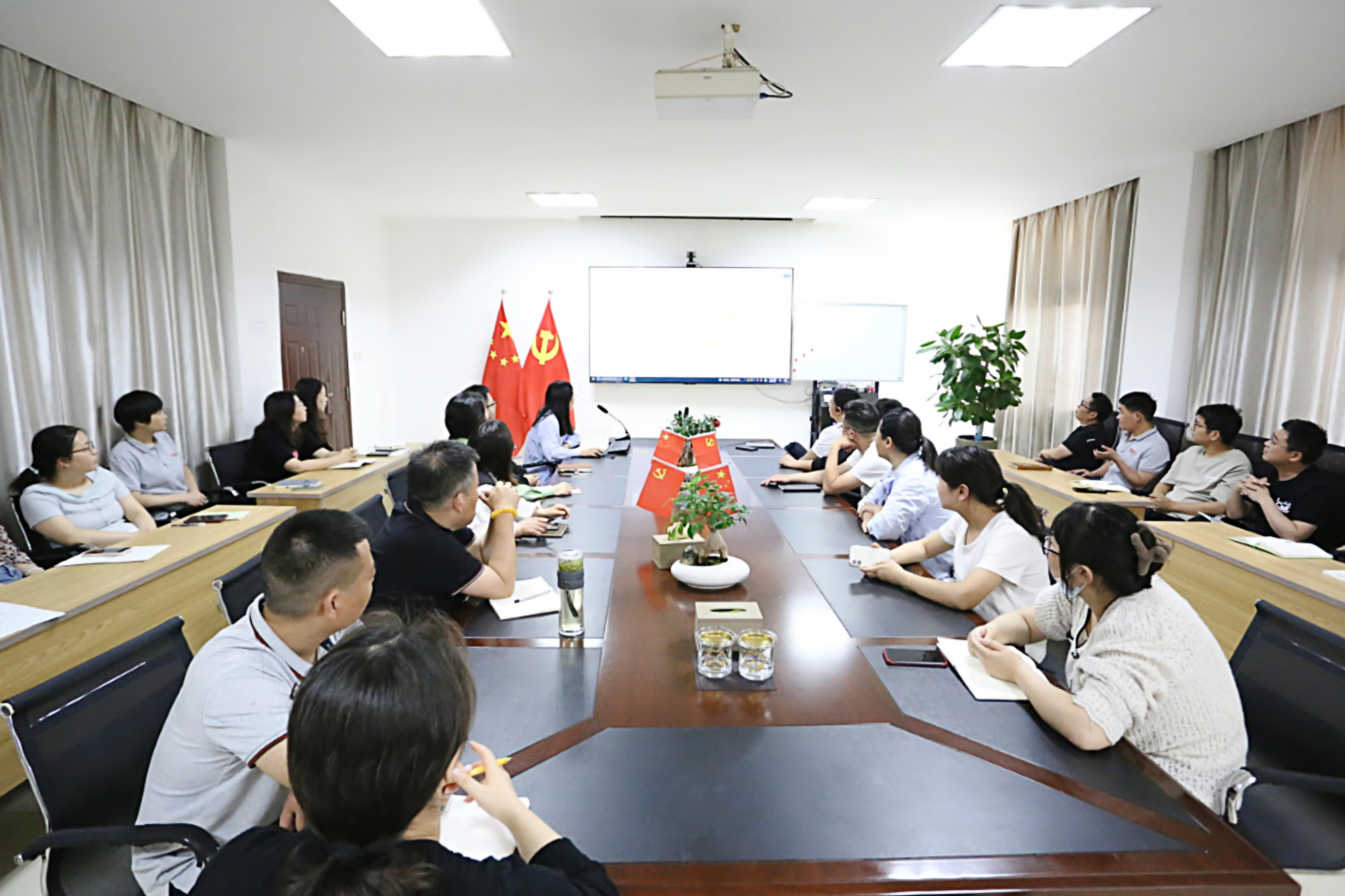 得润电气办公室会议